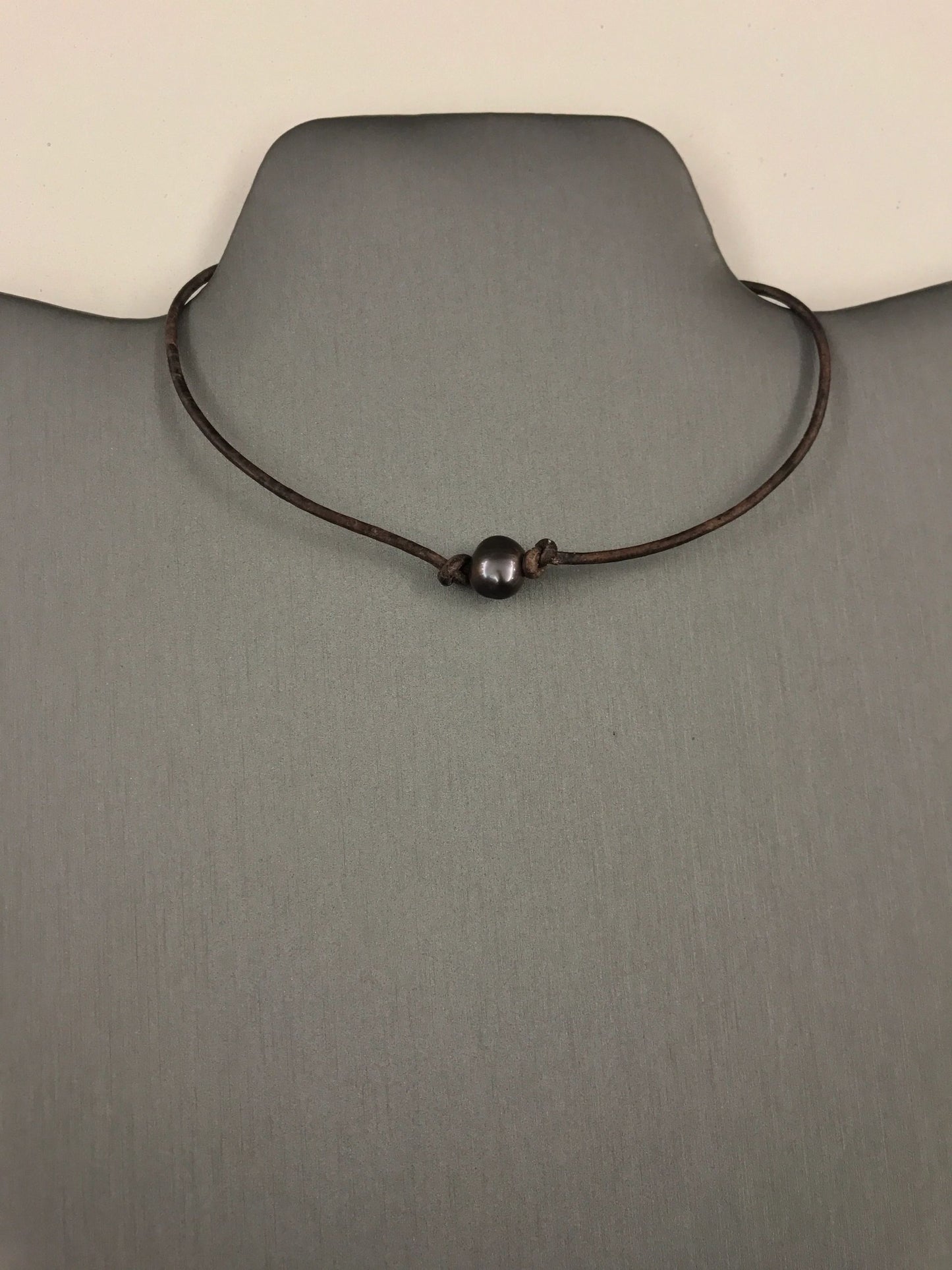 Single white or dark pearl on leather cord choker
