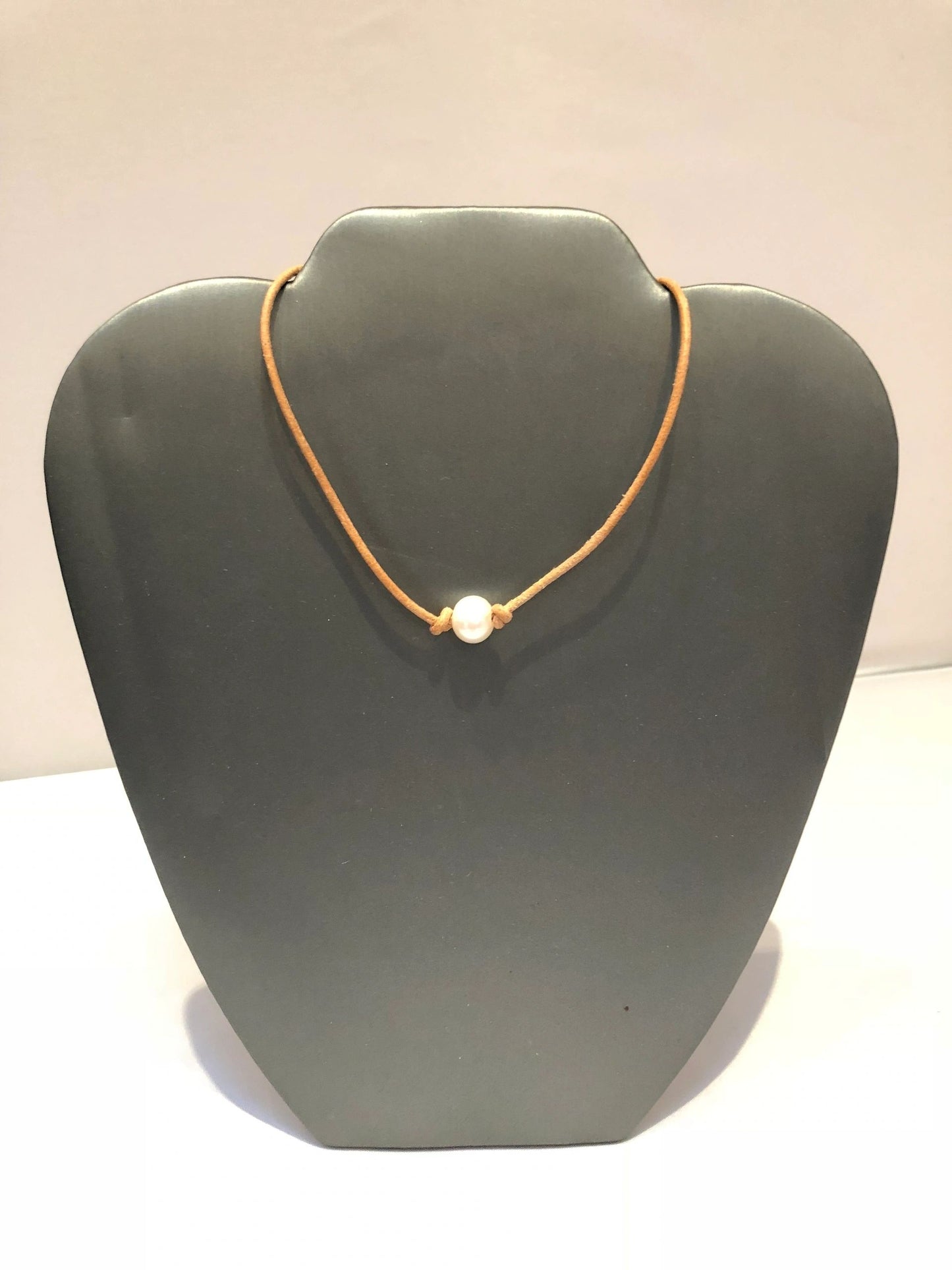 Single white or dark pearl on leather cord choker