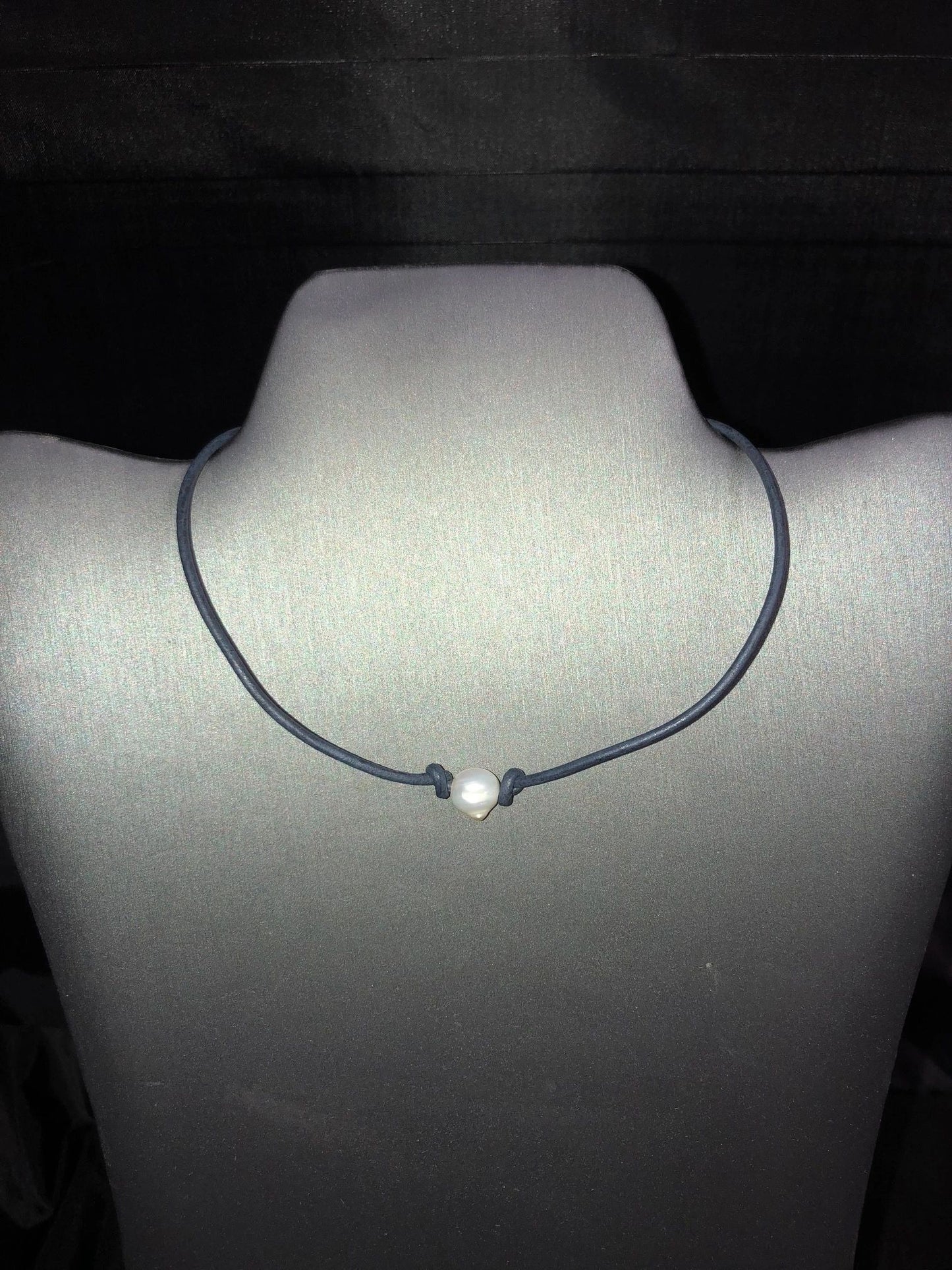 Single white or dark pearl on leather cord choker