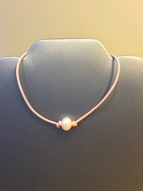 Single white or dark pearl on leather cord choker