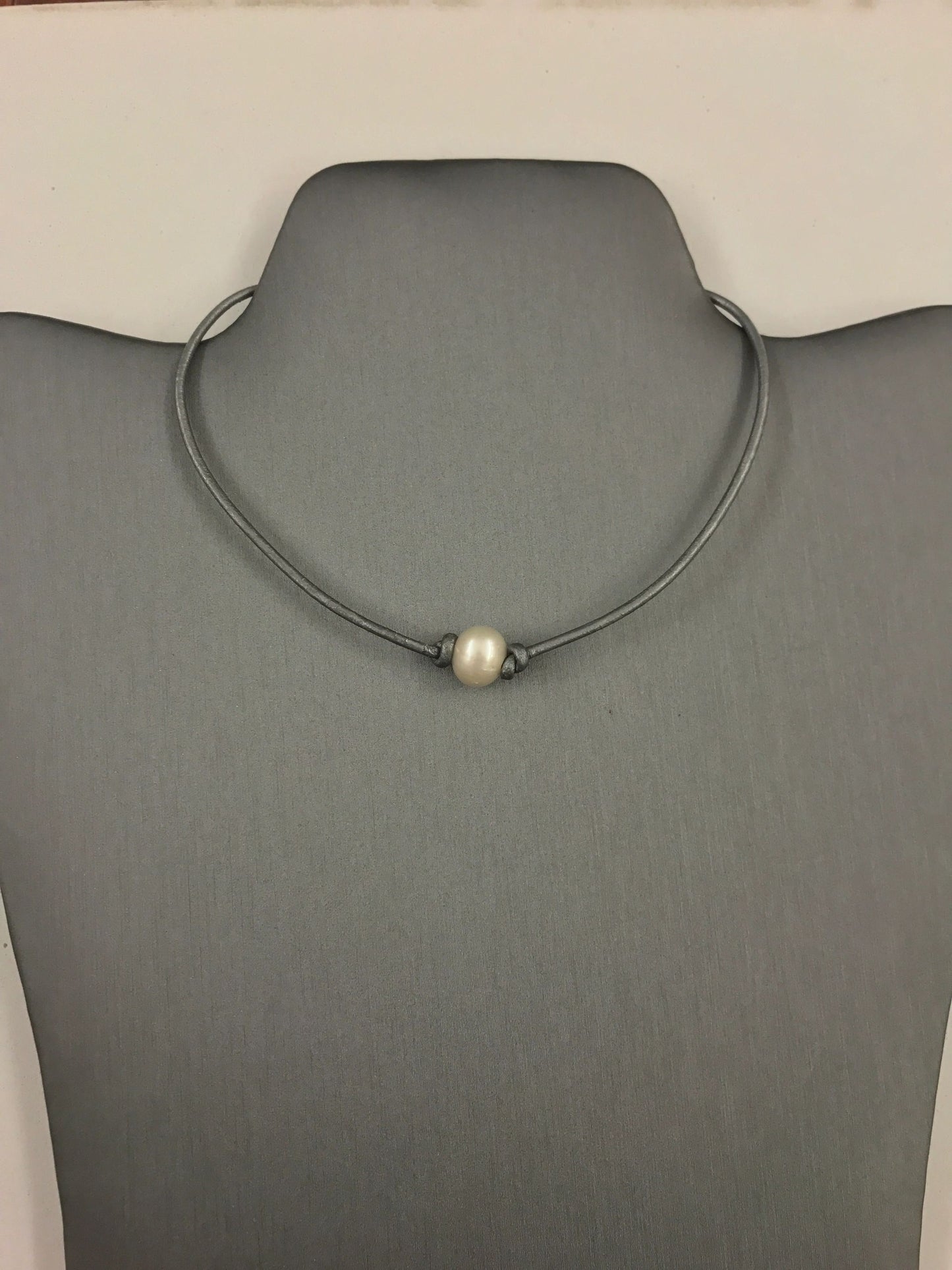 Single white or dark pearl on leather cord choker