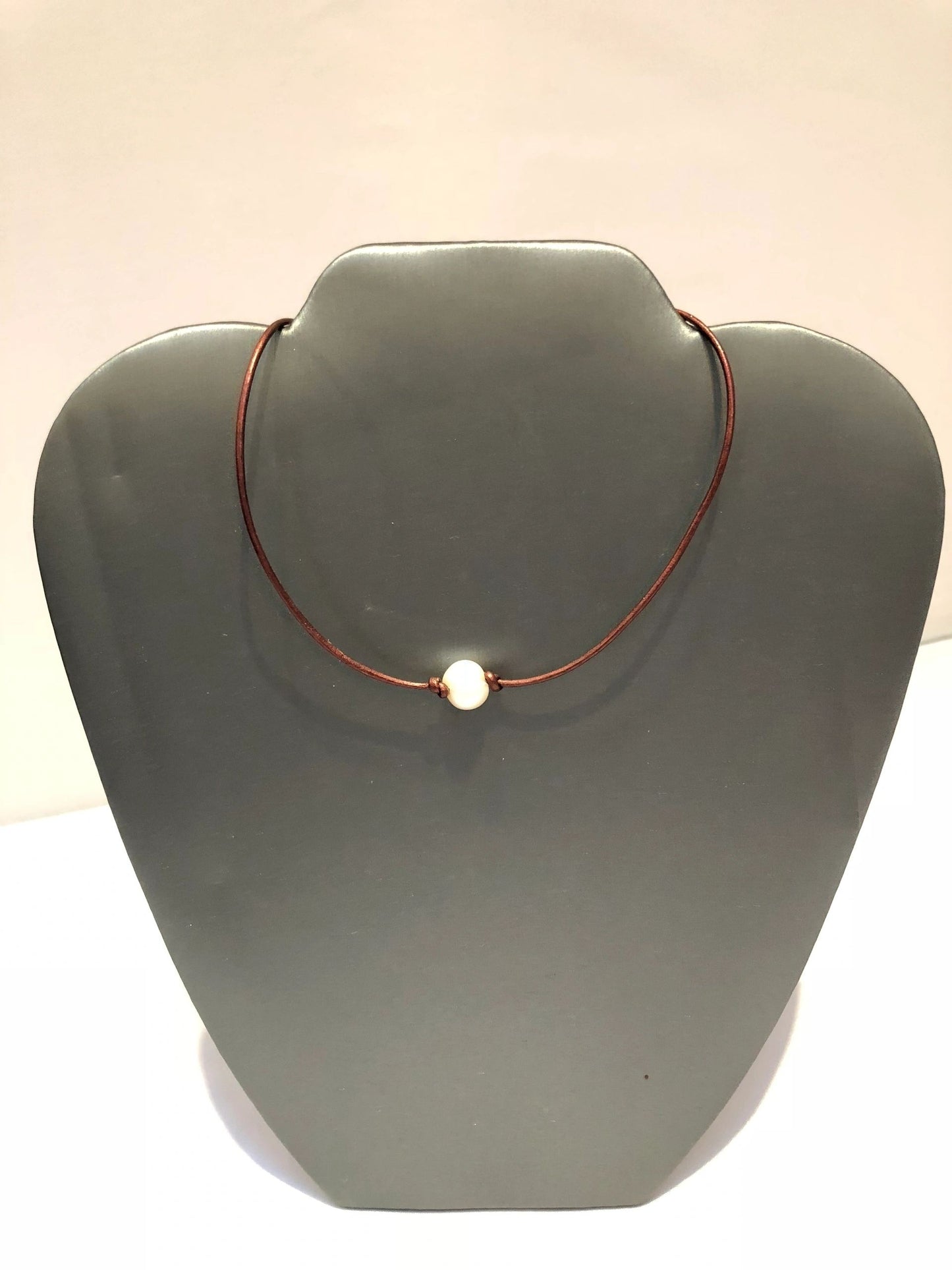 Single white or dark pearl on leather cord choker